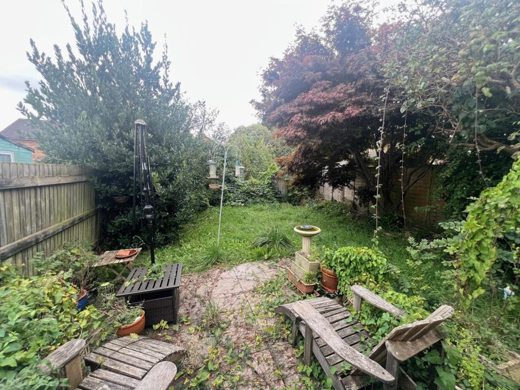 Lot: 74 - THREE-BEDROOM HOUSE FOR IMPROVEMENT - Rear garden